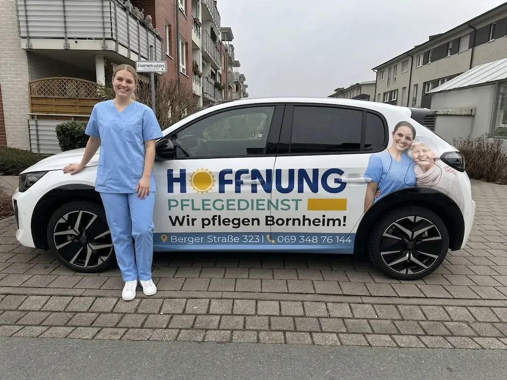 Einsatzwagen des ambulanten Pflegedienst Hoffnung im täglichen Einsatz in Frankfurt Bornheim